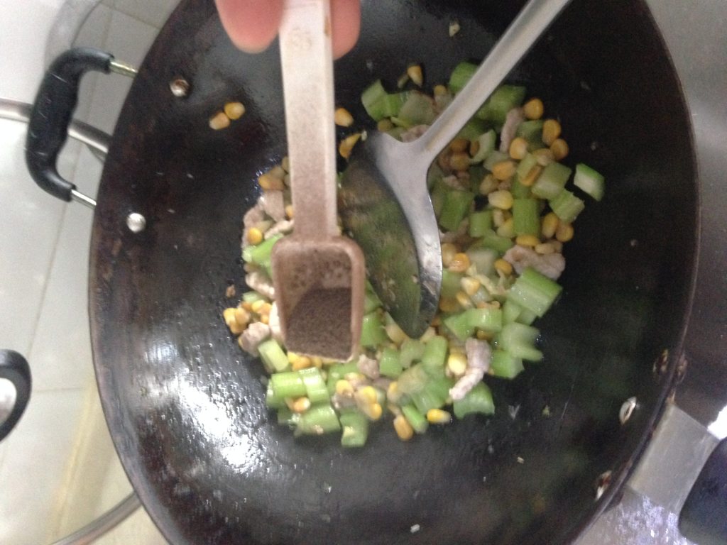 瘦肉炒芹菜玉米粒步骤8