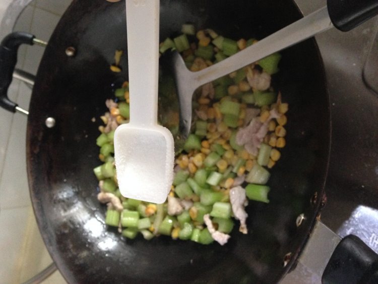 瘦肉炒芹菜玉米粒步骤7