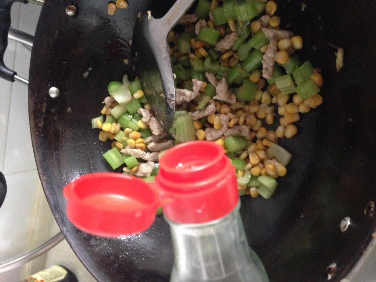 瘦肉炒芹菜玉米粒步骤9