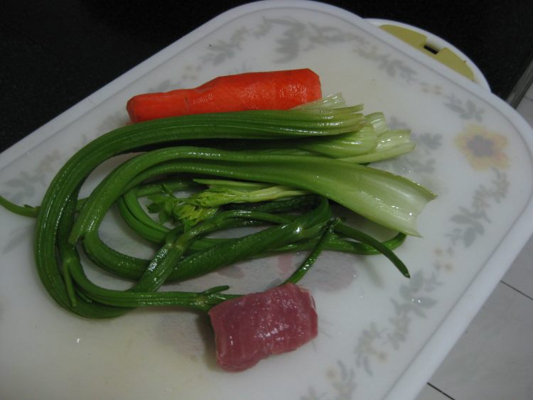 西芹炒肉步骤1