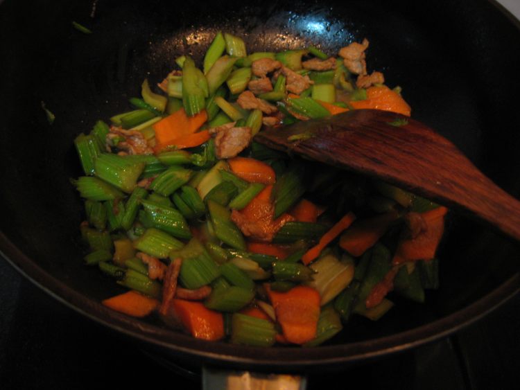 西芹炒肉步骤5