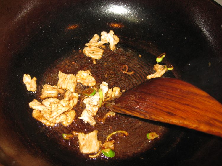 西芹炒肉步骤2