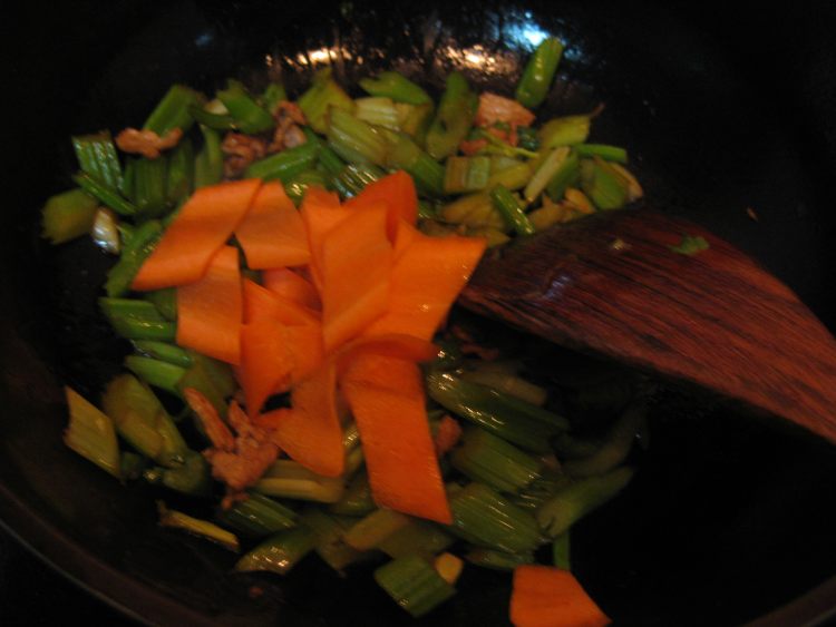 西芹炒肉步骤4