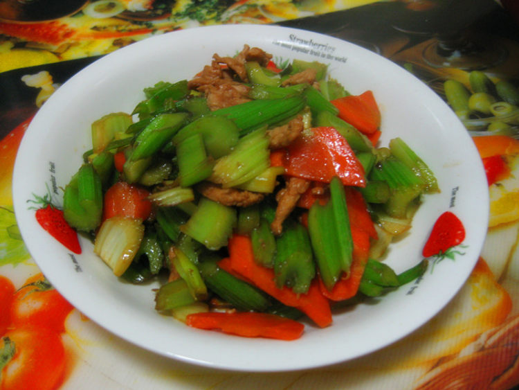 西芹炒肉步骤6