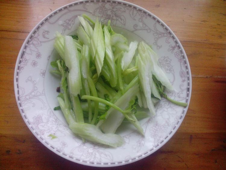 芹菜拌豆干步骤2