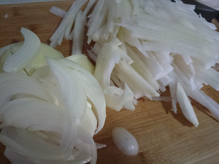 肉末洋葱炒白萝卜丝步骤1