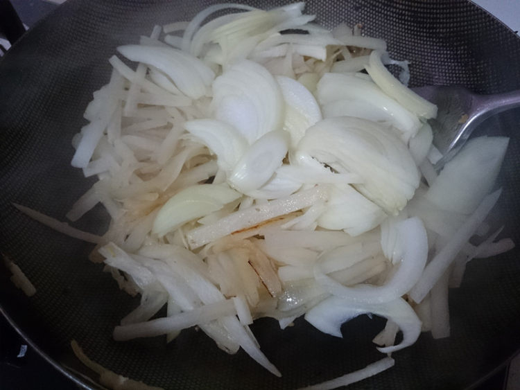 肉末洋葱炒白萝卜丝步骤6