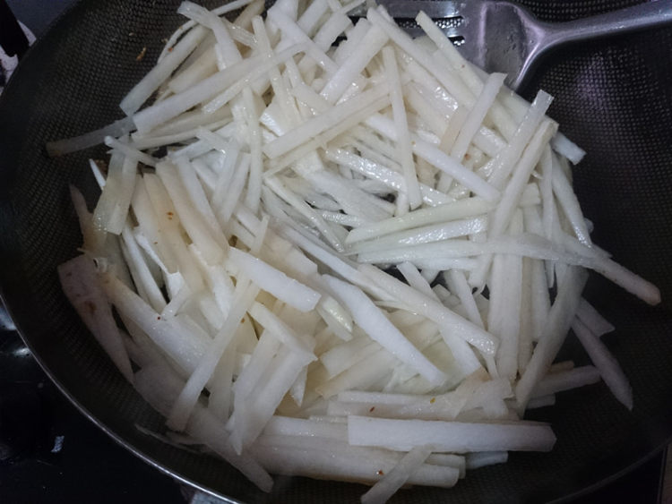 肉末洋葱炒白萝卜丝步骤5