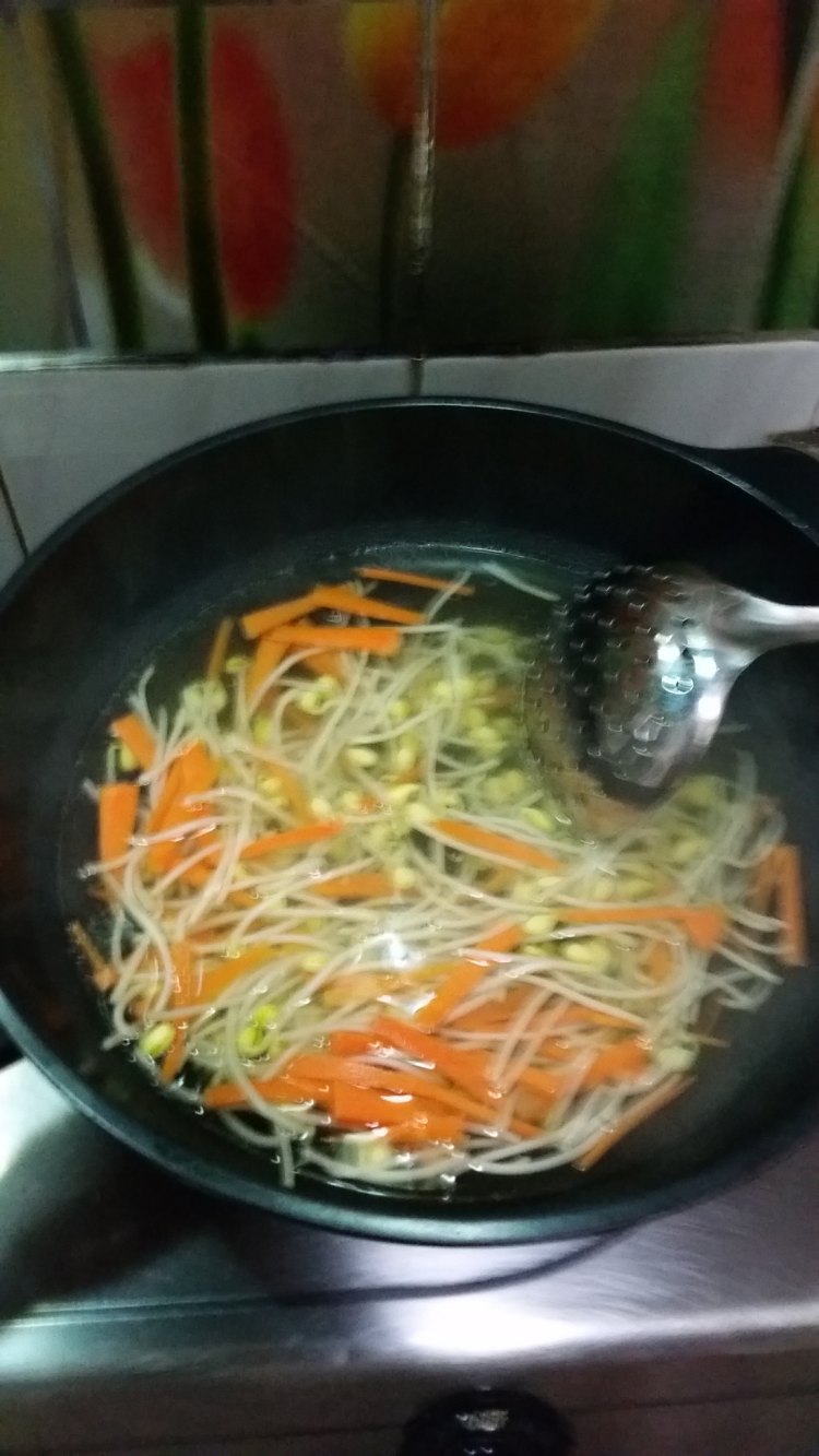 水芹拌黄豆芽步骤2