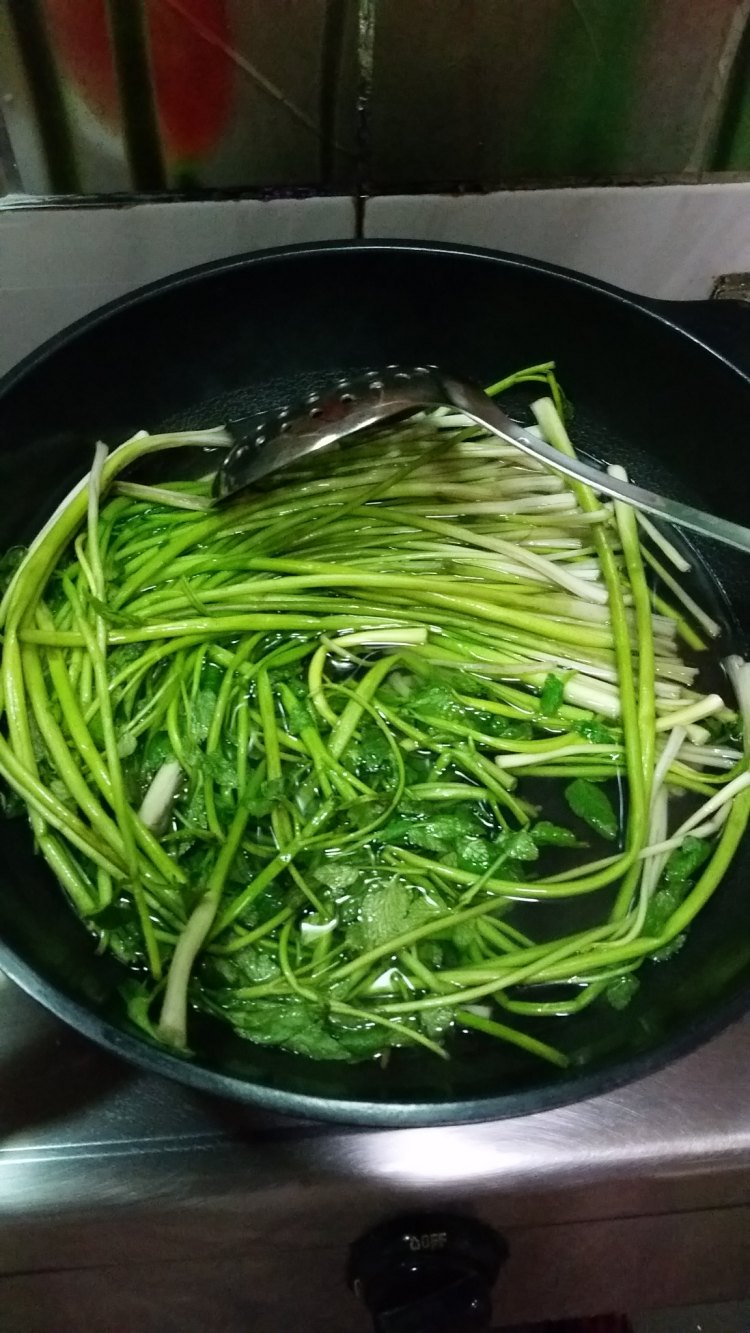 水芹拌黄豆芽步骤1