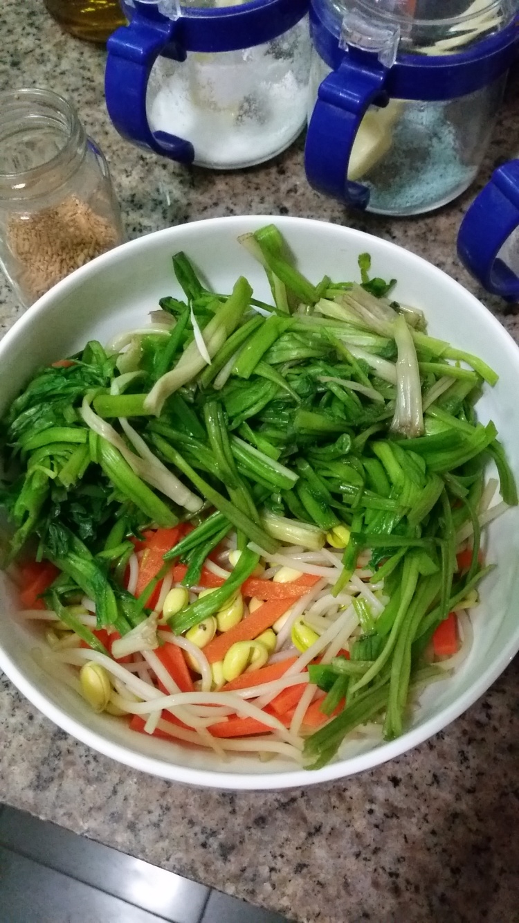 水芹拌黄豆芽步骤3