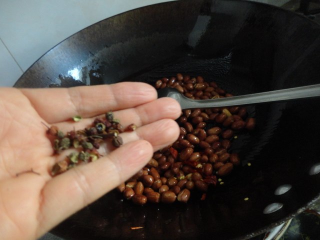 芹菜拌花生米步骤5