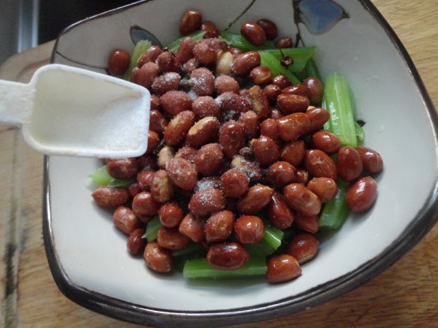 芹菜拌花生米步骤9