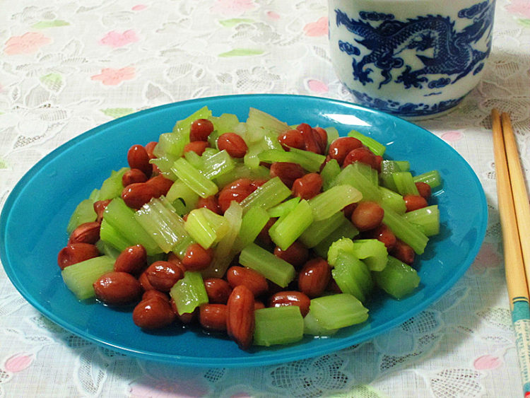 芹菜花生米步骤5