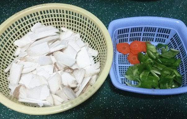 杏鲍茹炒青椒胡萝卜步骤1