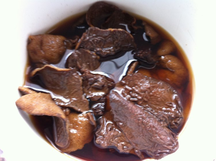 白菜豆腐榛蘑炒肉步骤1