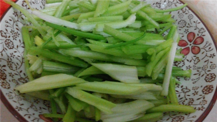 芹菜炒鸡蛋步骤2