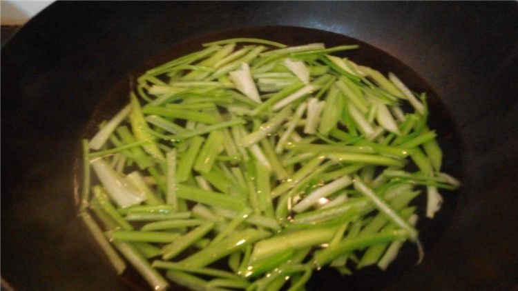 芹菜炒鸡蛋步骤4