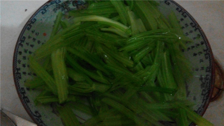 芹菜炒鸡蛋步骤5