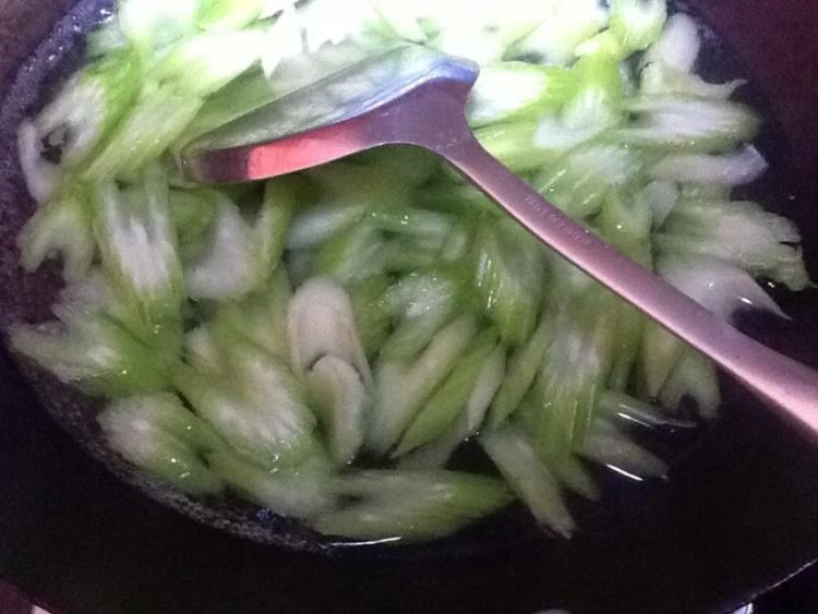 芹菜炒腰果步骤4