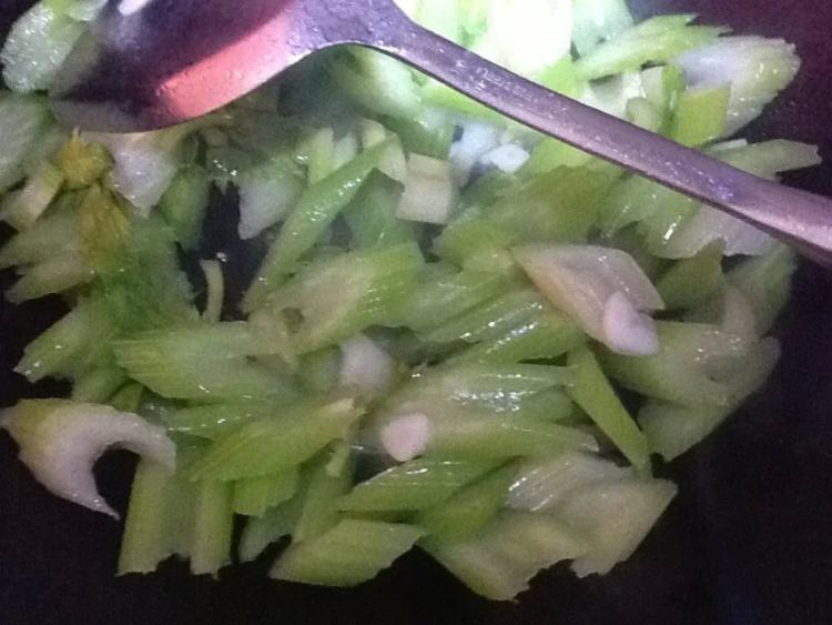 芹菜炒腰果步骤7