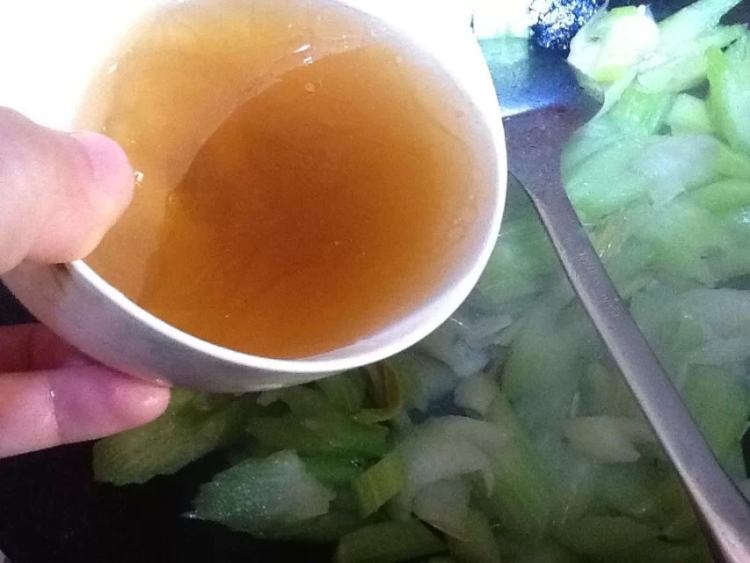 芹菜炒腰果步骤8