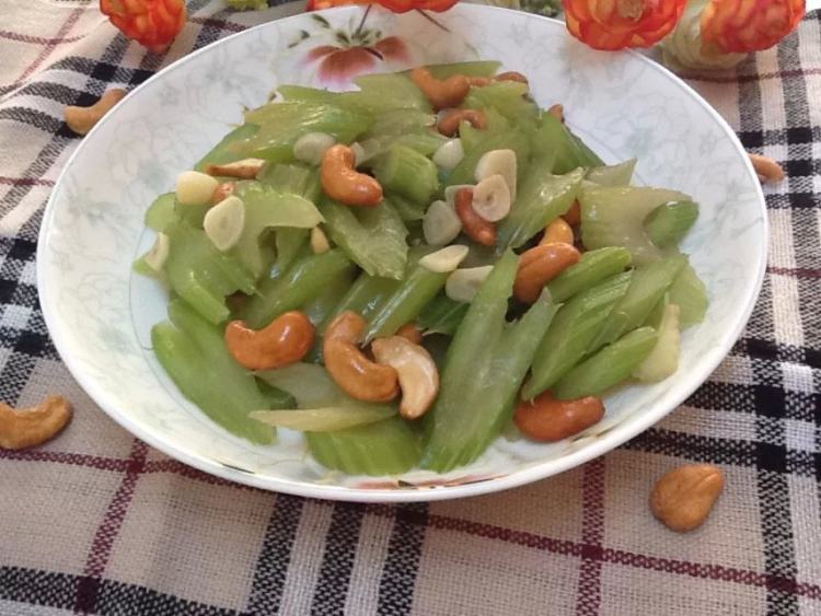 芹菜炒腰果步骤10