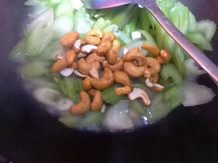 芹菜炒腰果步骤9