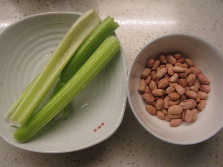 西芹拌果仁步骤1
