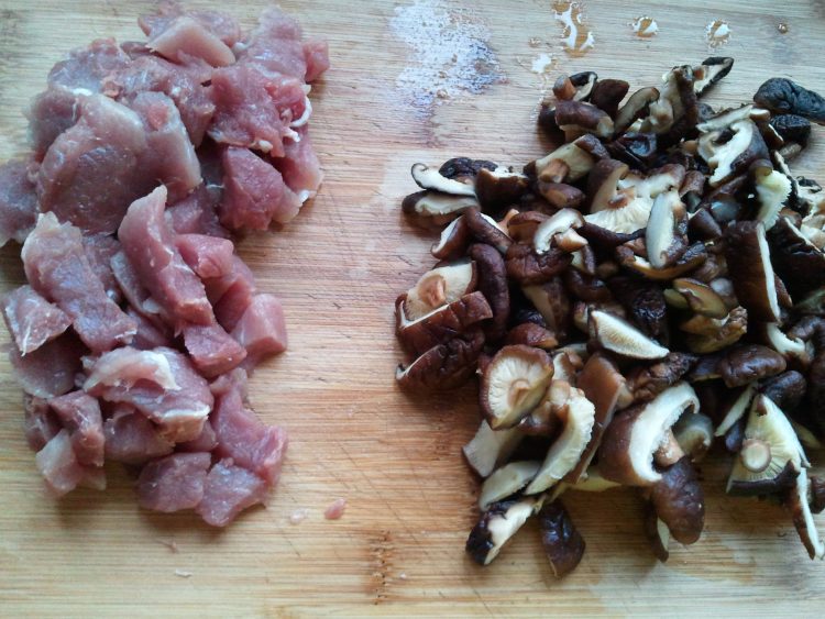 酱烧香菇肉块步骤1