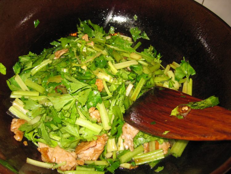 水芹菜炒肉步骤3