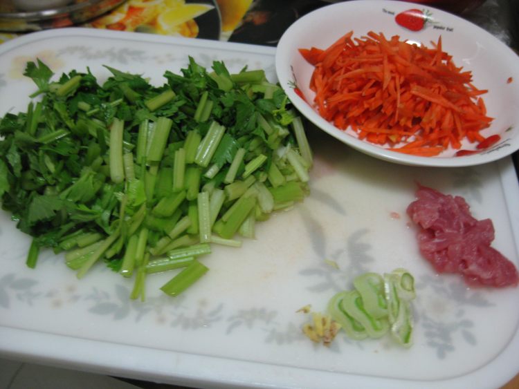 水芹菜炒肉步骤1