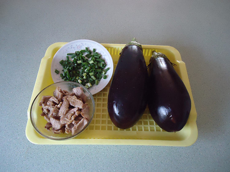 肉片烧辣茄子步骤1