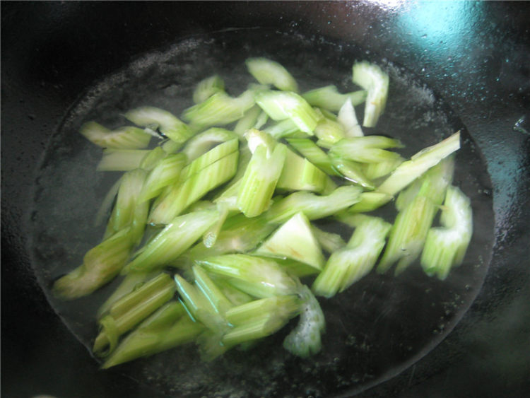 腰果虾仁炒西芹步骤5