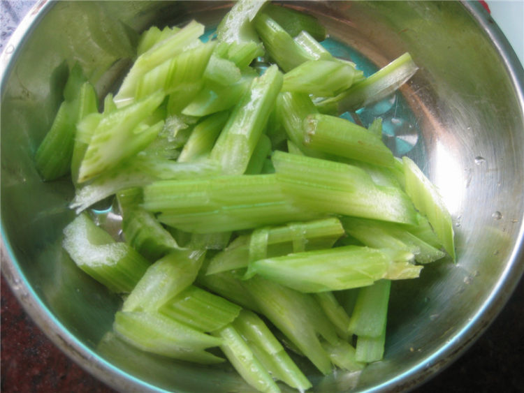 腰果虾仁炒西芹步骤3