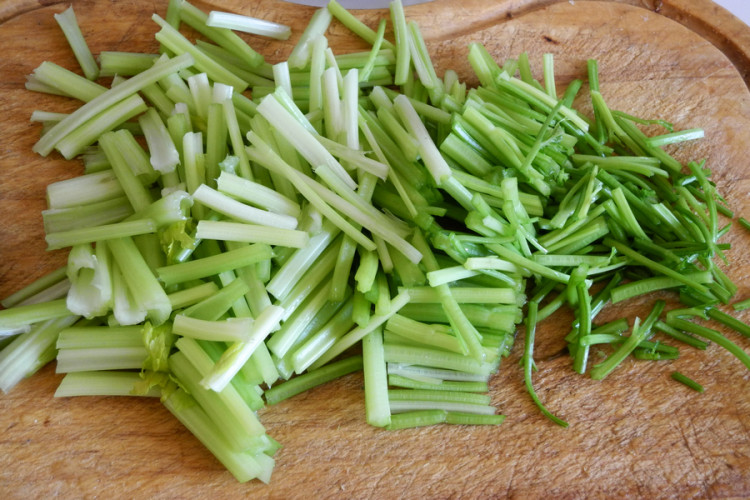 西芹豆干炒肉片步骤1