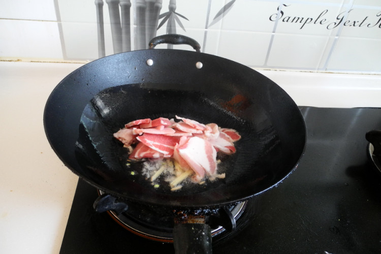 西芹豆干炒肉片步骤5