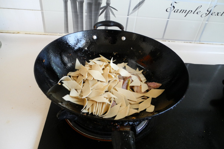 西芹豆干炒肉片步骤7