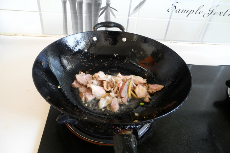 西芹豆干炒肉片步骤6