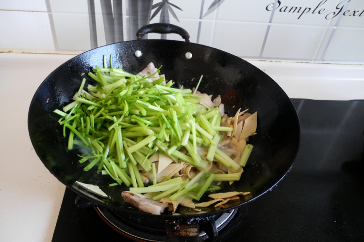 西芹豆干炒肉片步骤9