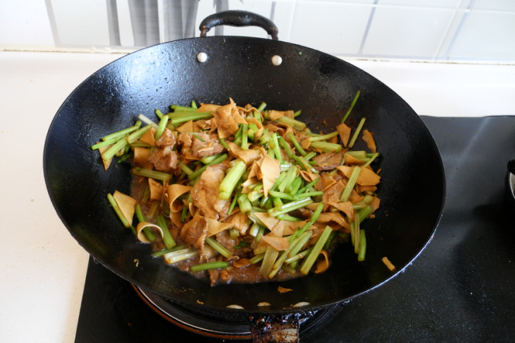 西芹豆干炒肉片步骤10