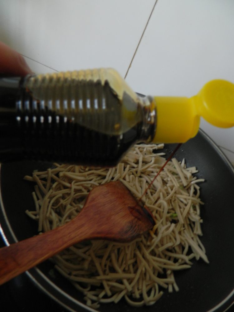 芹菜炒豆腐丝步骤4