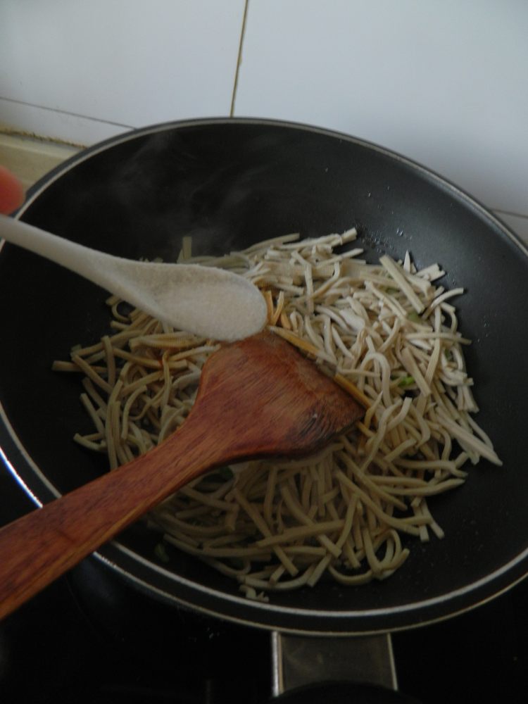 芹菜炒豆腐丝步骤6