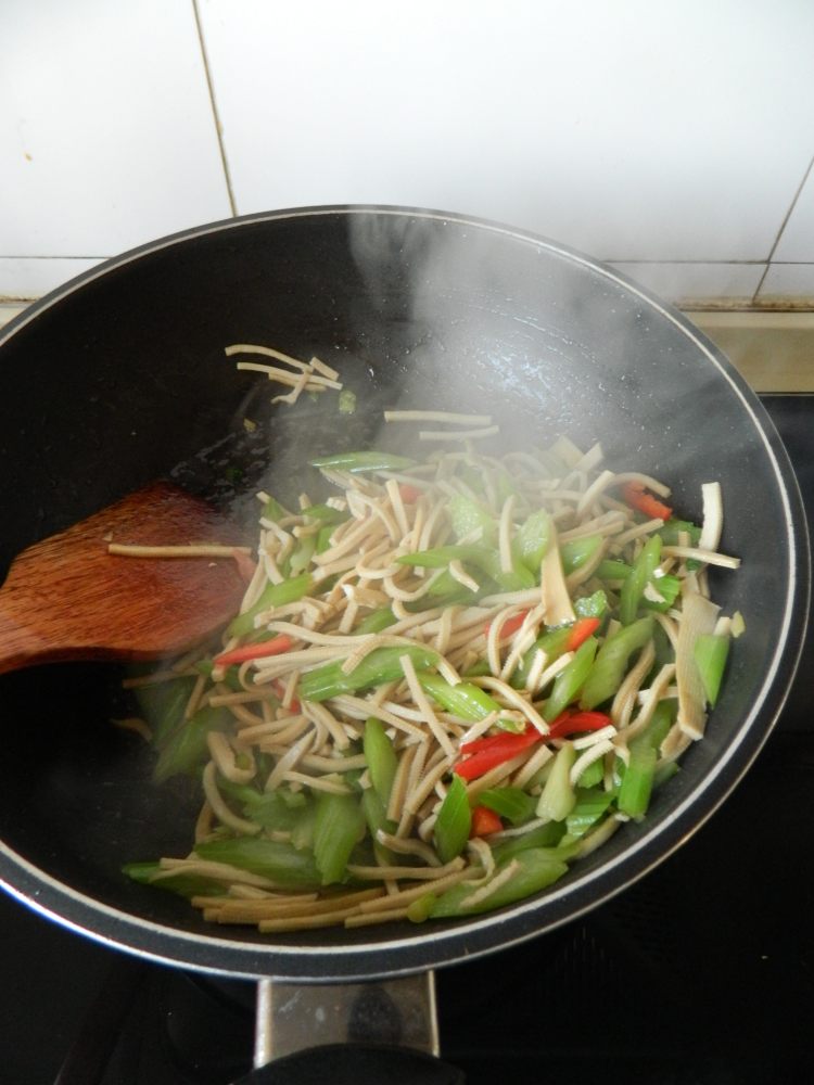 芹菜炒豆腐丝步骤12