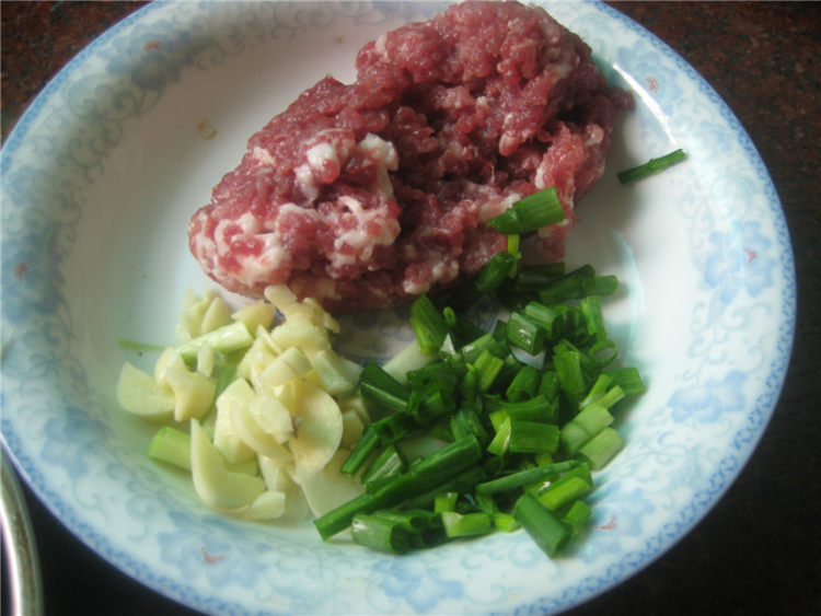 香菇焖肉末步骤1