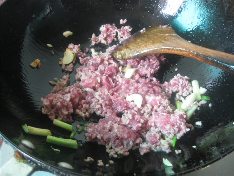 香菇焖肉末步骤4