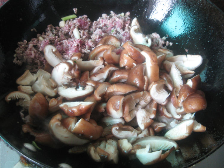 香菇焖肉末步骤5