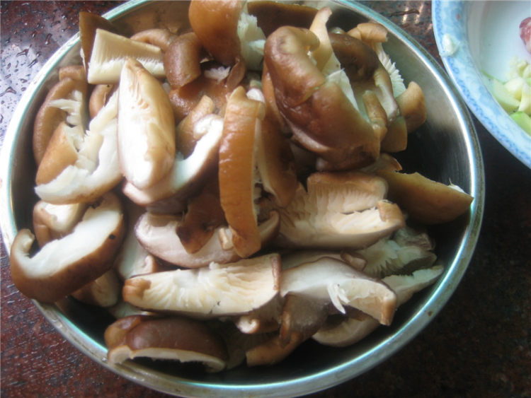 香菇焖肉末步骤2