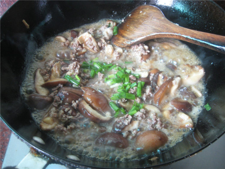 香菇焖肉末步骤9