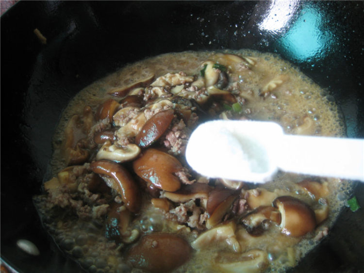 香菇焖肉末步骤8